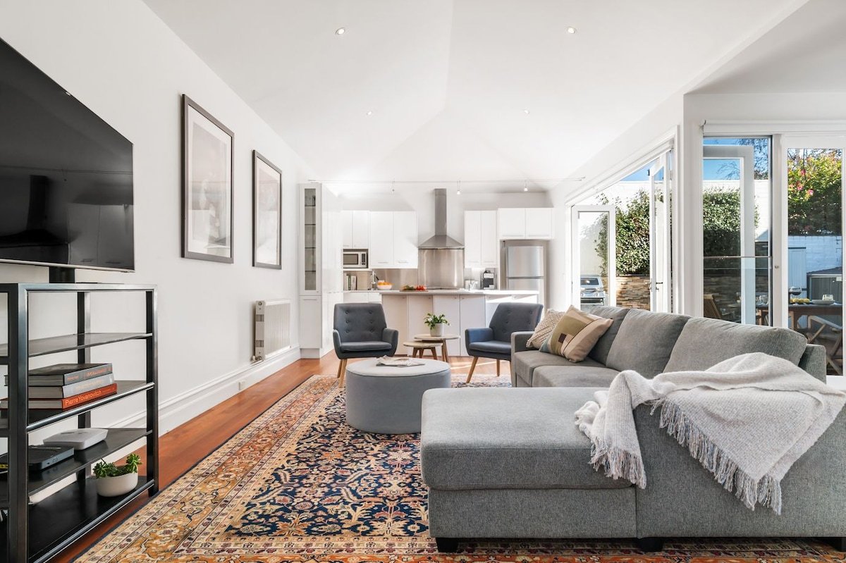 Stylish, Spacious Home in Albert Park Precinct gallery image 2