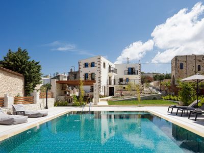 New luxurious villa with stunning pool,views &bbq!