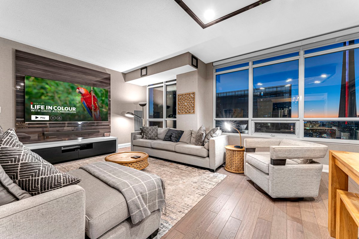 Luxury 2BR w/King Bed /Parking /82″ TV / CN Tower