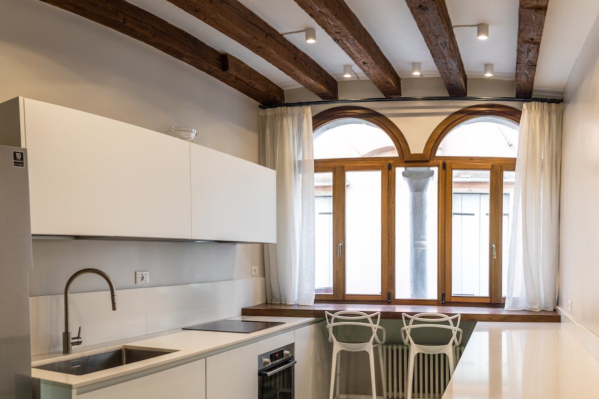 VeniceTownhouse, Entire Renovated Palazzo gallery image 5