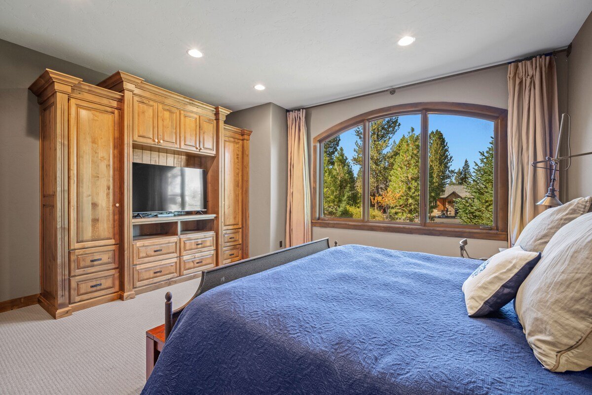 Sunstone Hideaway | Hot Tub, Firepit & Pool Table gallery image 5