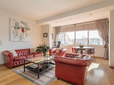 Spacious, Elegant Central Barcelona Apt