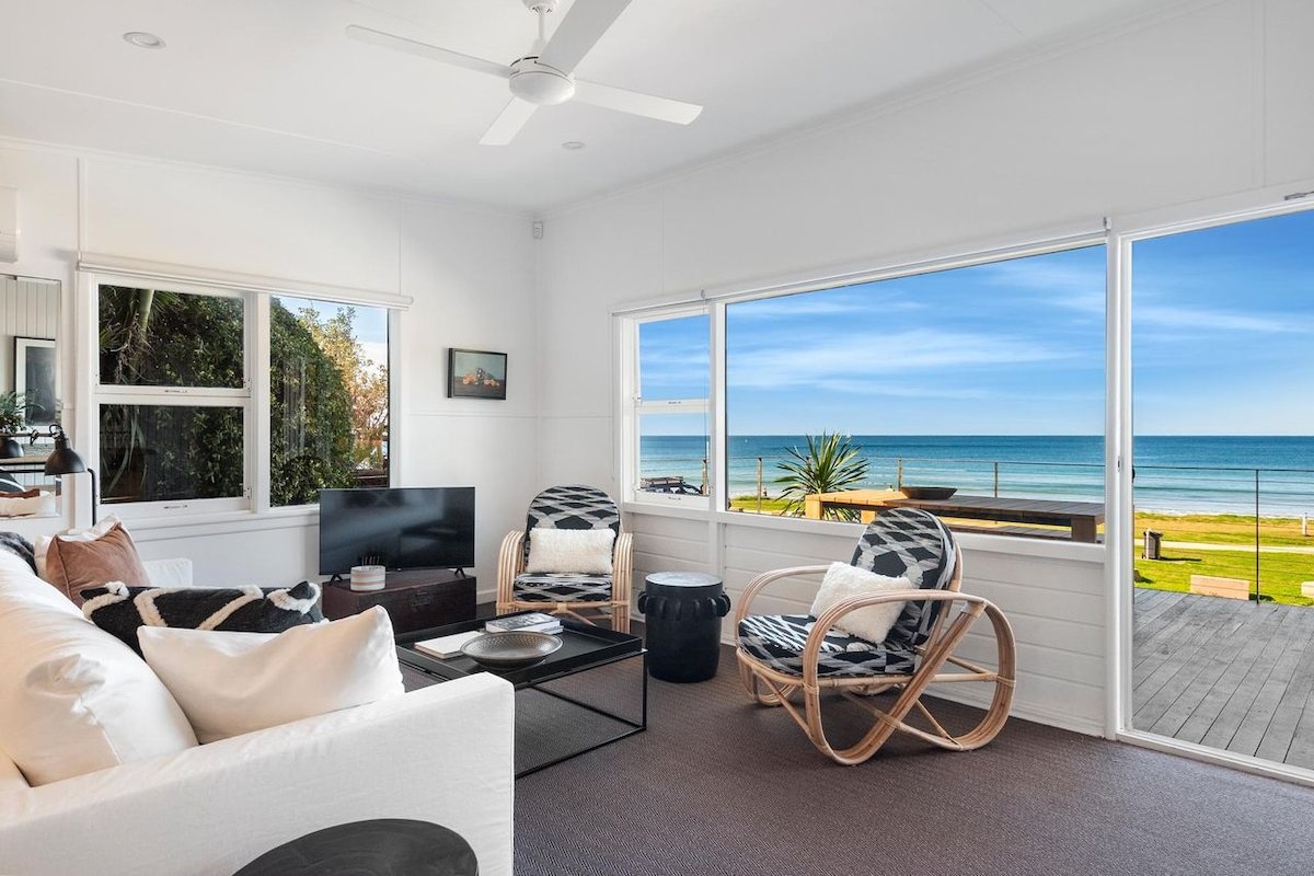 Costal Breeze by Palm Beach Holiday Rentals gallery image 4