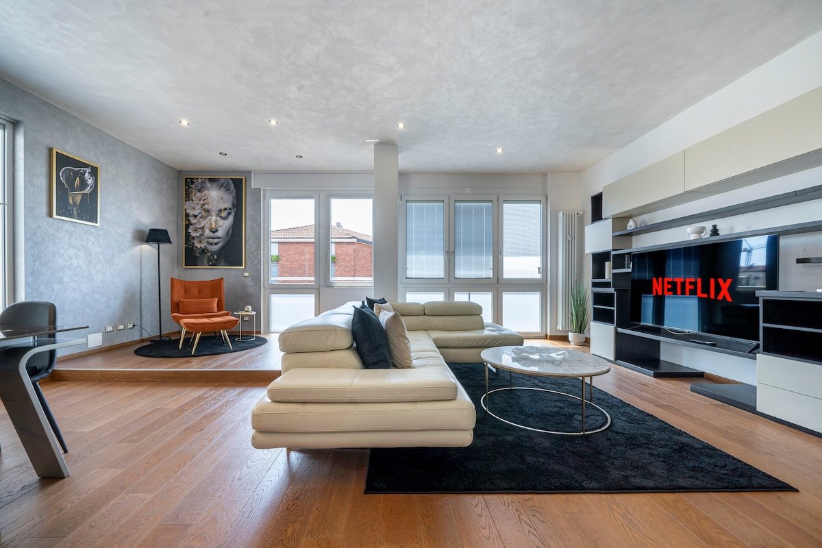 [Historic Centre] – Luxury Penthouse with Pool gallery image 4