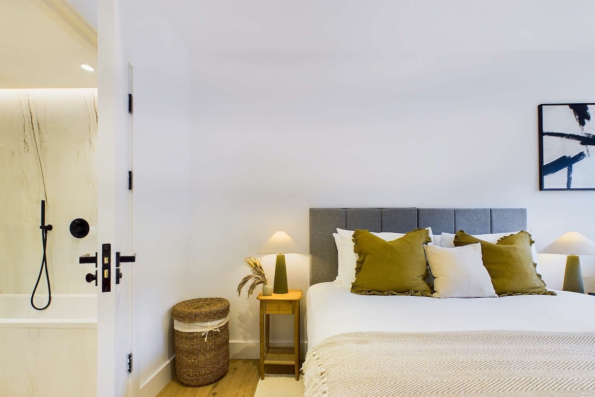 Stunning Mews House overlooking Regent’s Canal gallery image 4