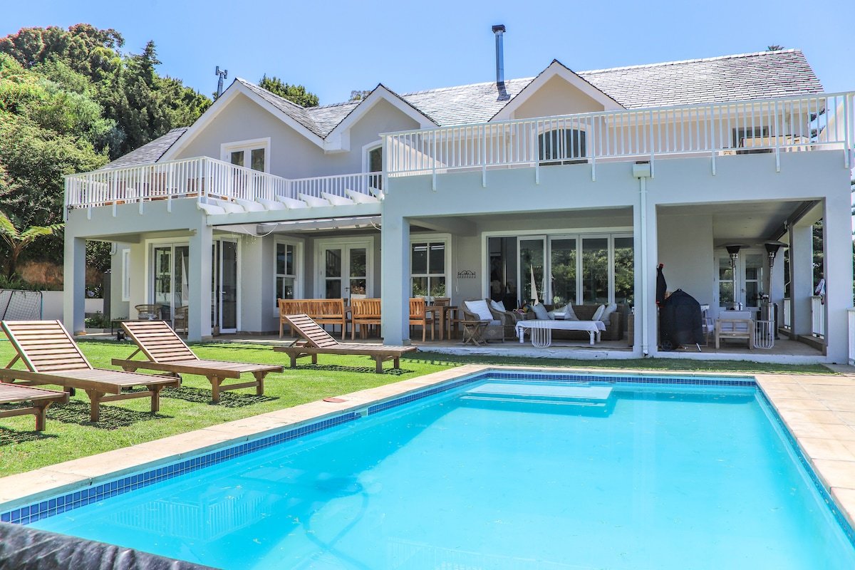 Spacious entertainment home with spectacular views gallery image 3