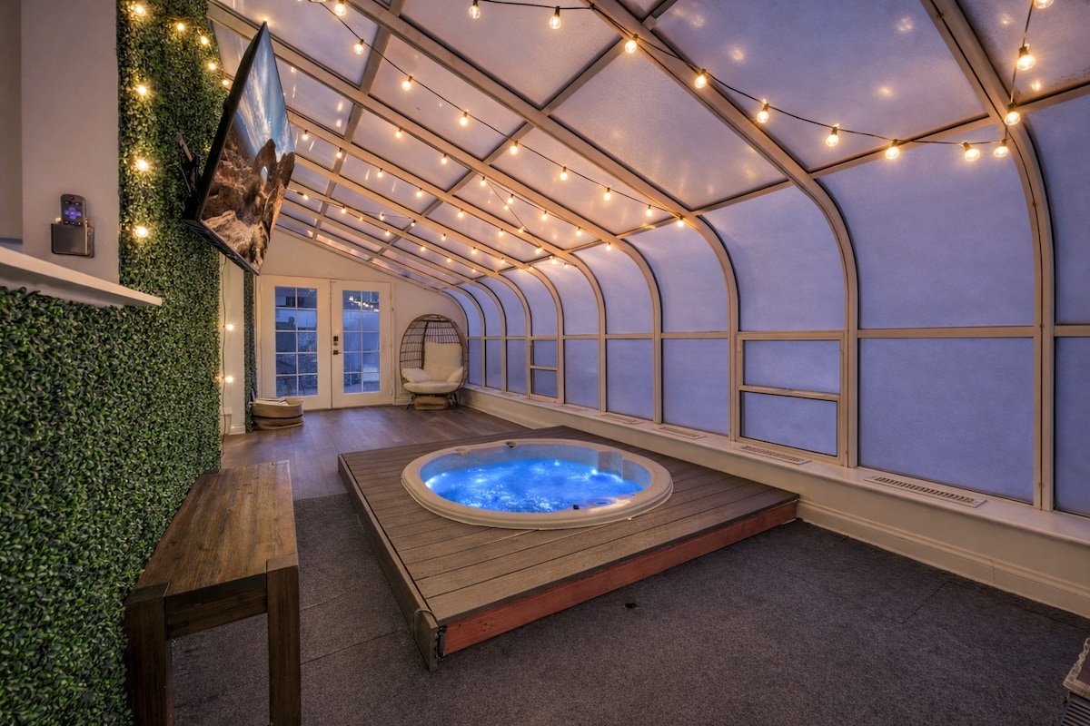 Vegas Strip Luxury Pool Villa, Jacuzzi, Pool Table gallery image 4