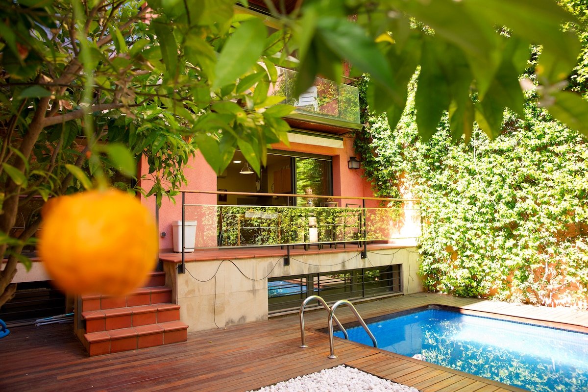 House with garden gallery image 2