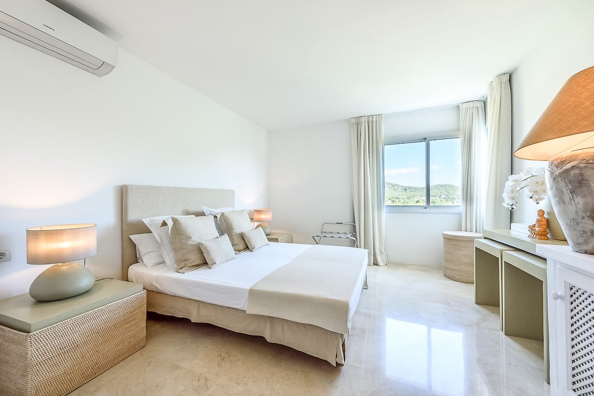 Cala Jondal – Private Infinity Pool – Sea view gallery image 5