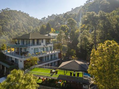 9BR Aykon Estate W/Pvt Outdoor Pool in Kasauli