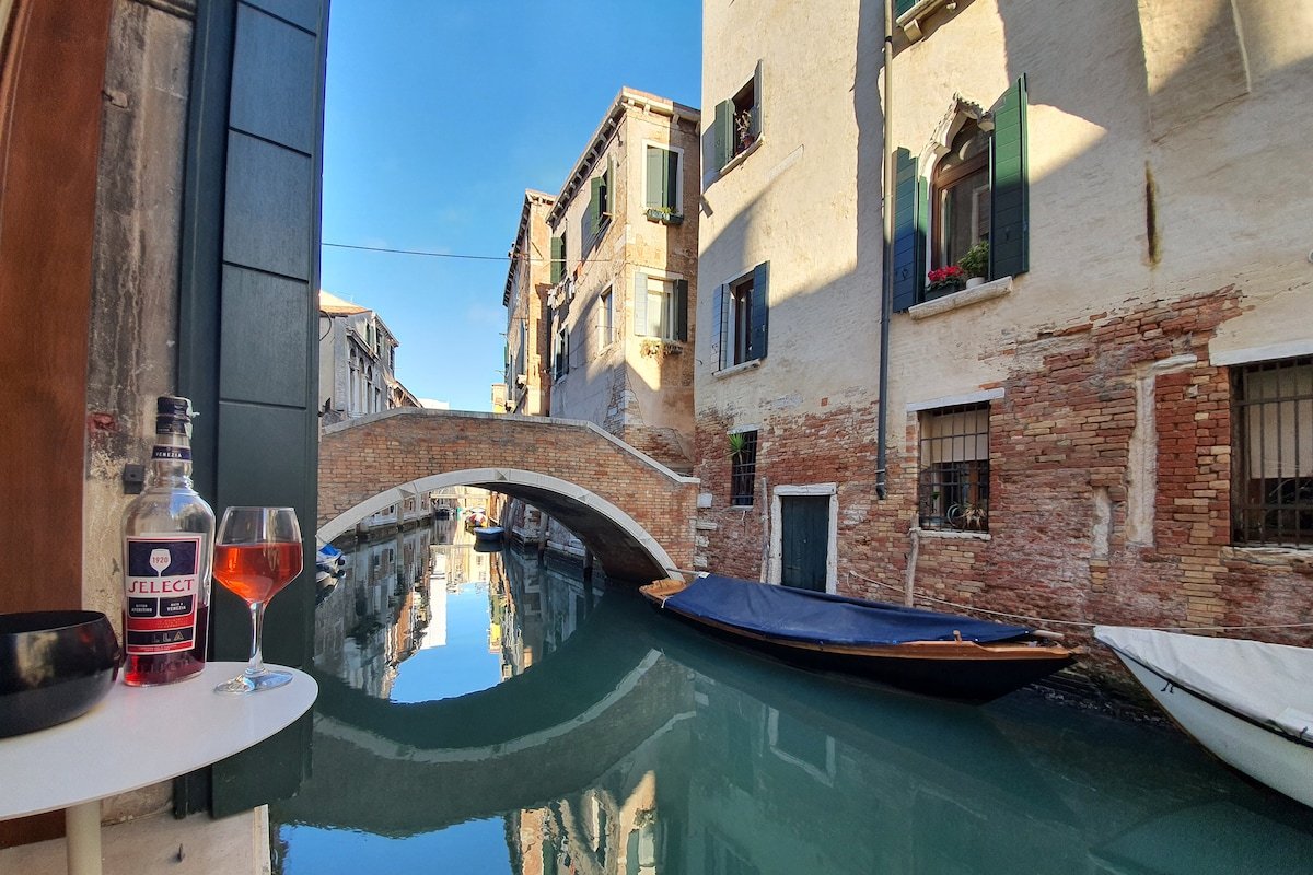 Relaxing canal View 2 bedrooms 2 bathrooms, patio gallery image 5
