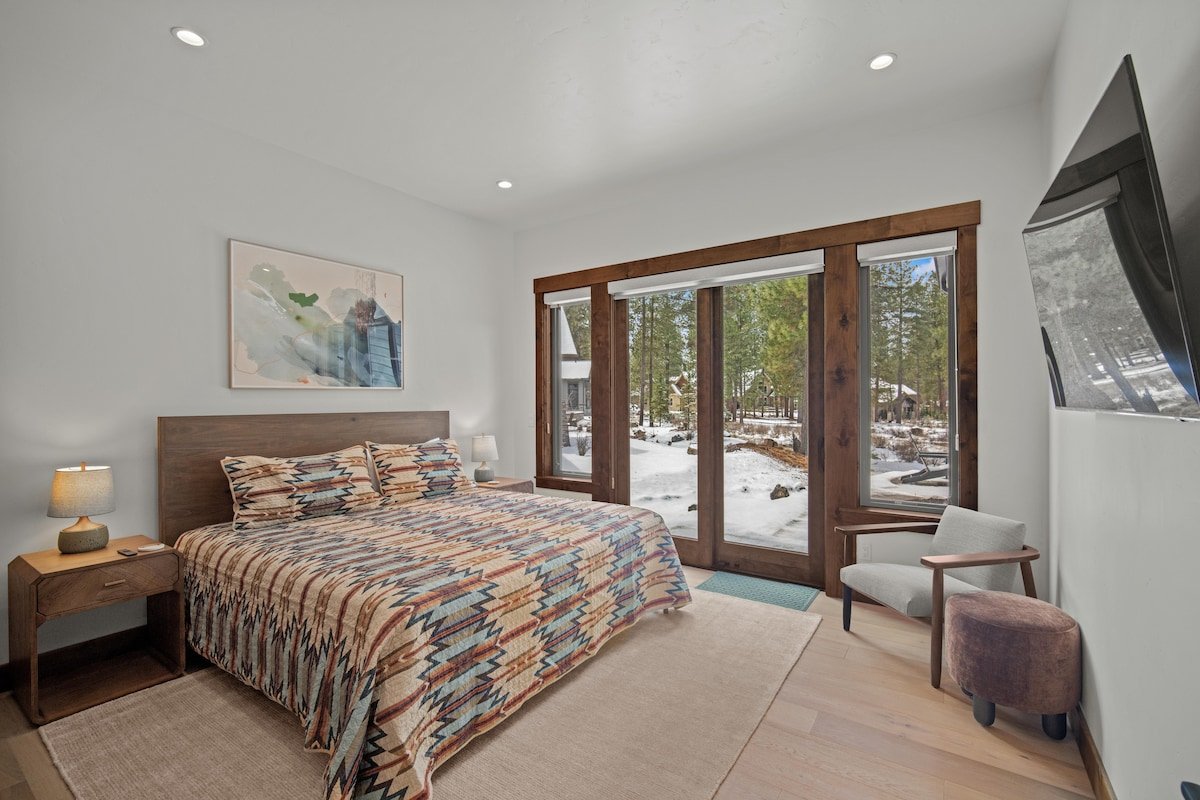 Luxe Caldera Lodge | Hot Tub, BBQ & Game Room gallery image 2