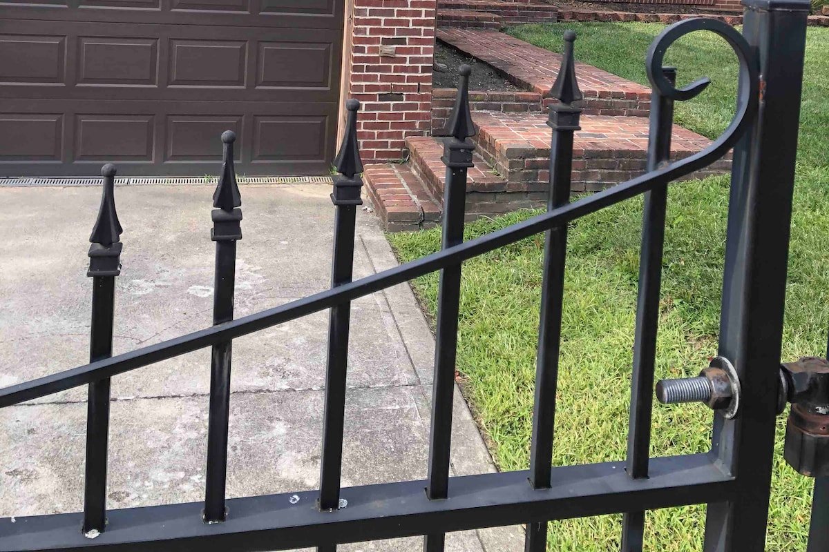 Luxury 3BR Home with Spa Pool, Gym & full backyard gallery image 3