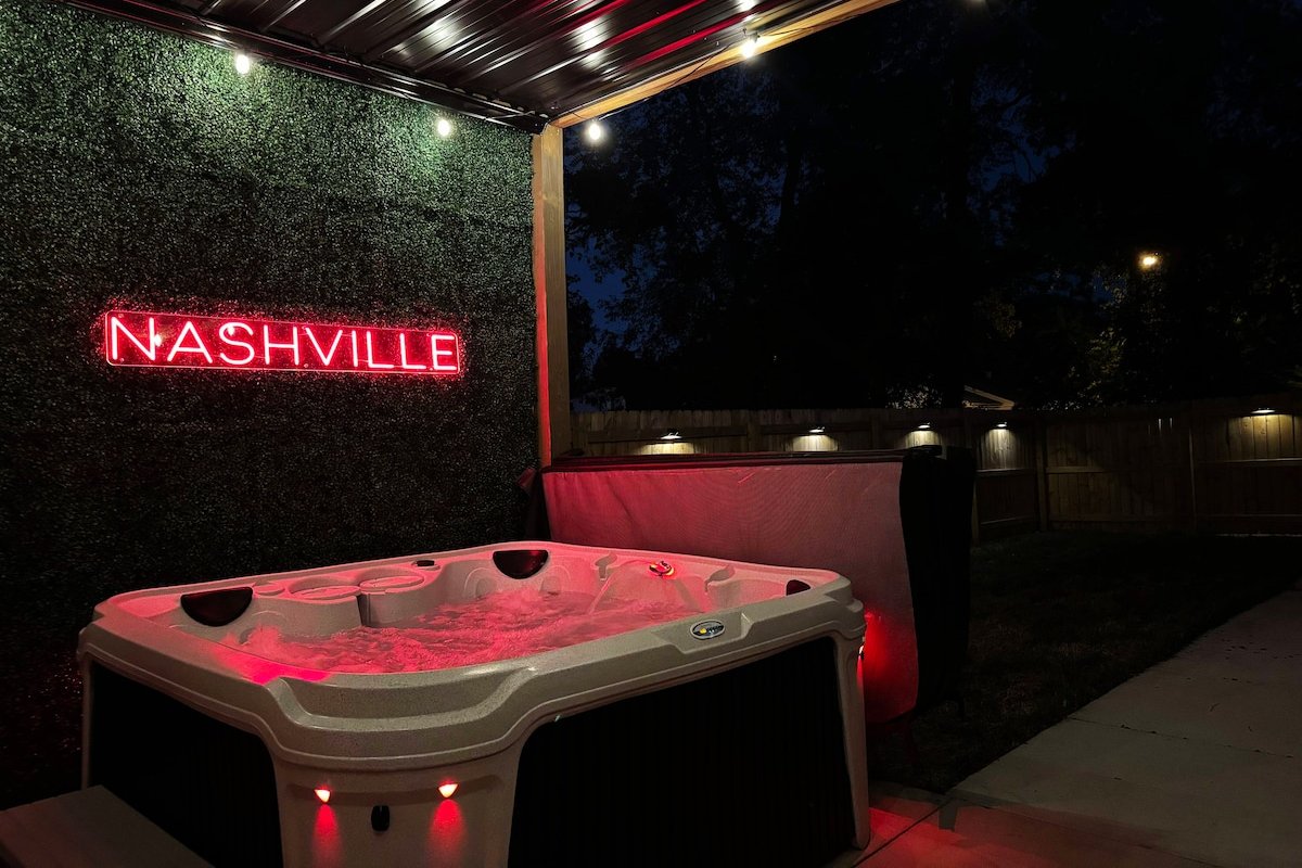 Cowgirl Inn•HotTub•6Vanities •Backdrops•3mi to DT gallery image 4