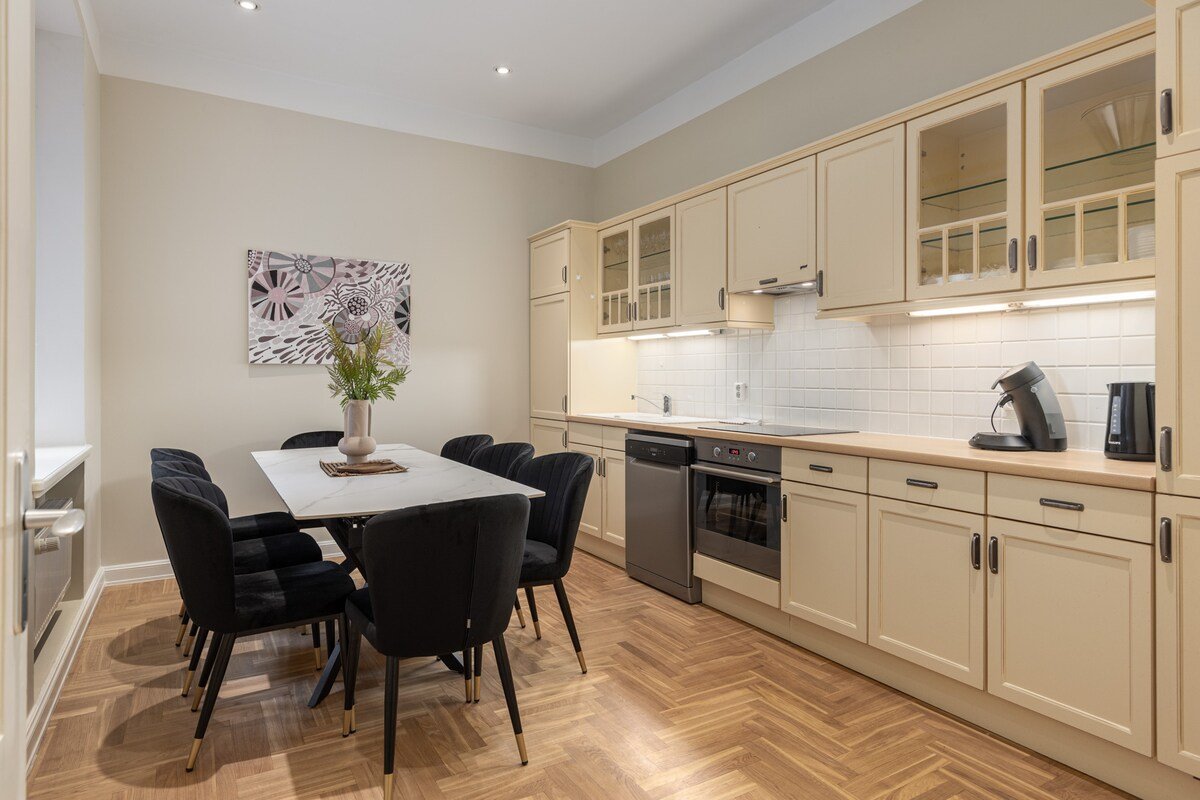 Group-Friendly Old Town Apartment gallery image 5