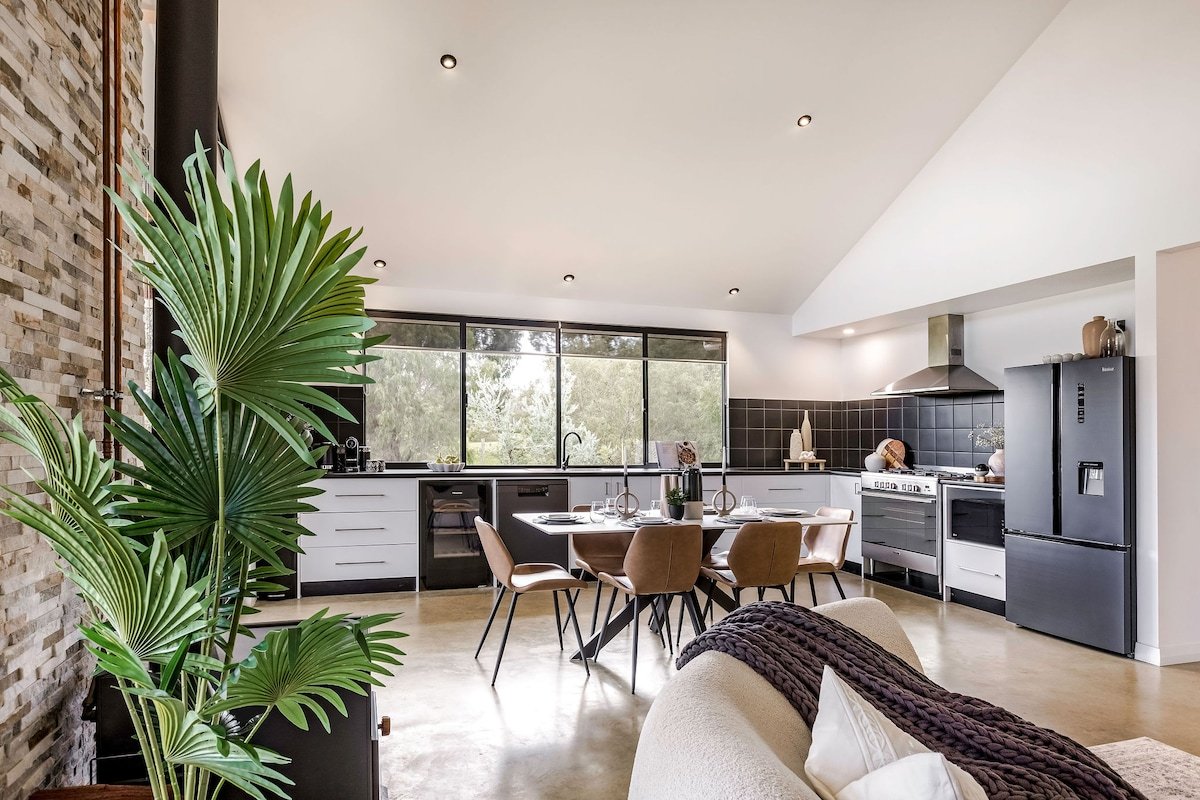 Bluegum Hideaway- luxury, aircon, 2xkitchen/living gallery image 3