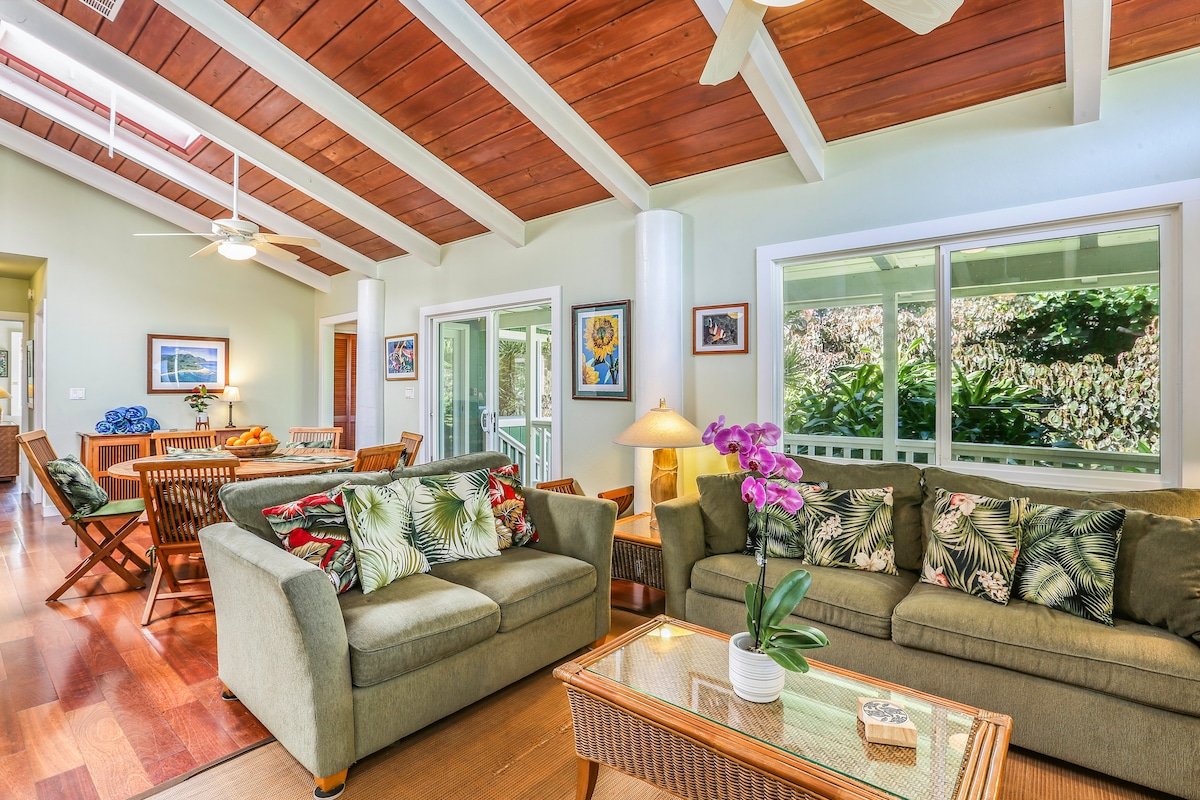 A Tropical Paradise! Walk to the Beach gallery image 2