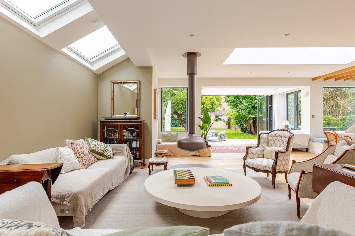 Spacious 4B family home by Richmond riverside gallery image 2