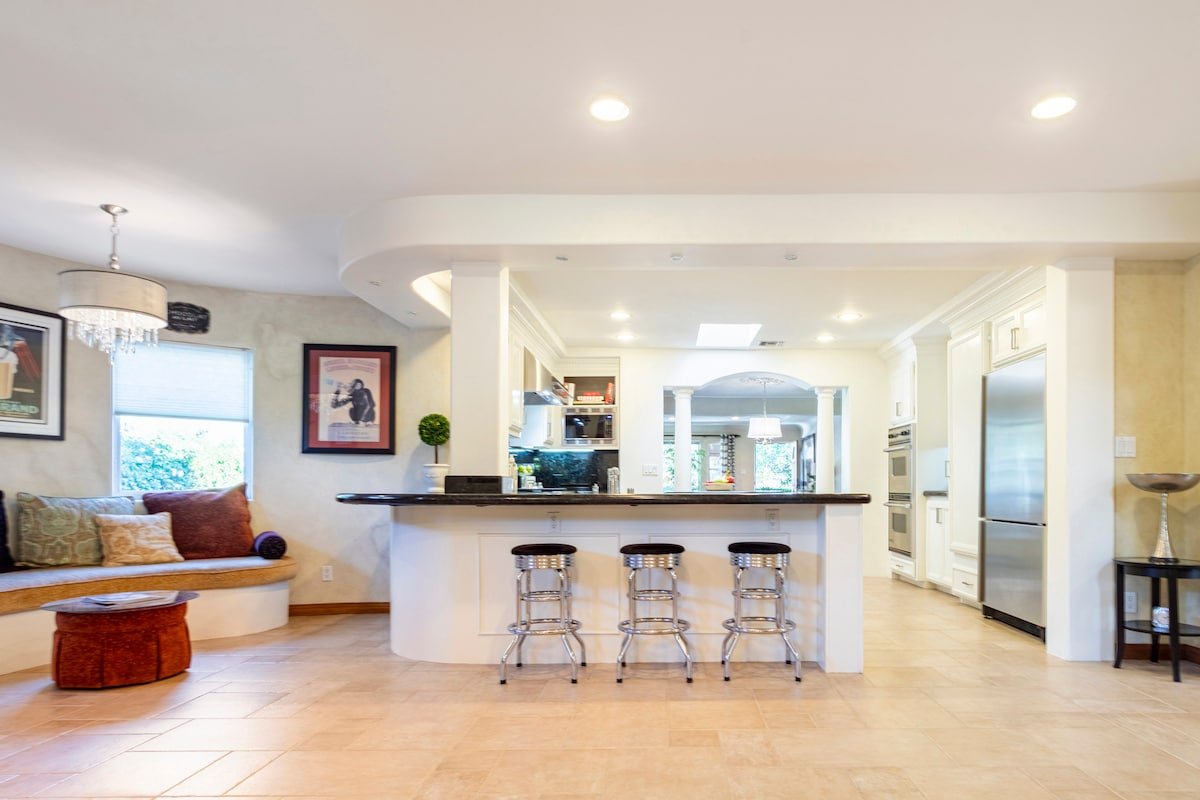 Amazing Location Privately Gated Home Close to Everything gallery image 4