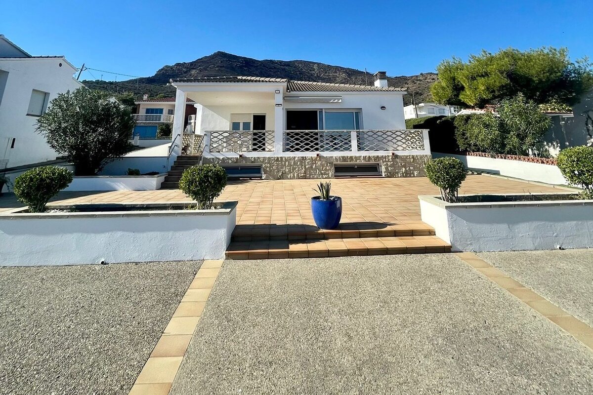 Amazing beachfront family home gallery image 4