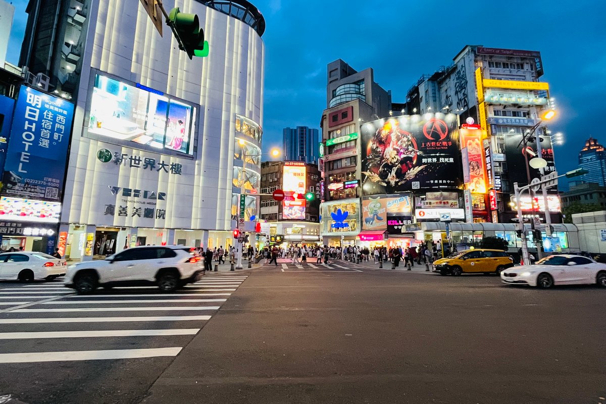 Taipei 台北西門町5-8人三房/MRT Ximen 5分鐘/電梯