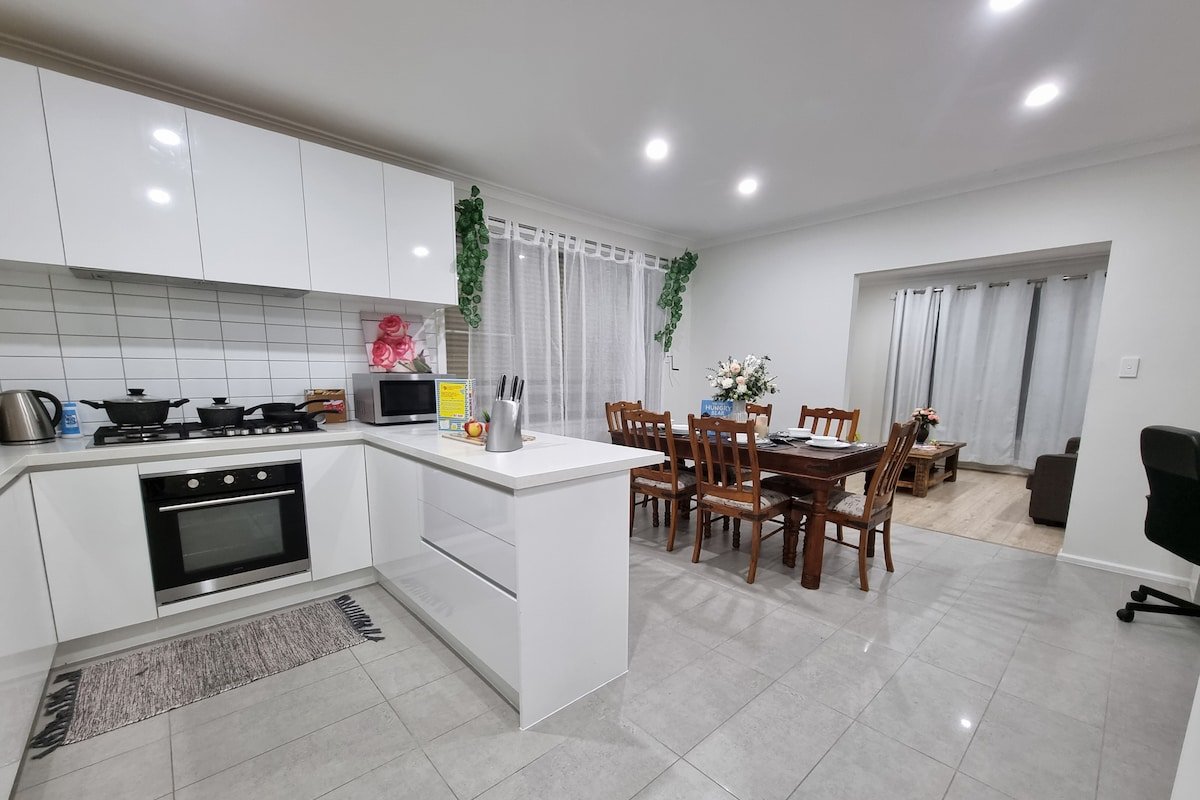 2 House Huge Family Retreat 4BR House+2 BRBungalow gallery image 2