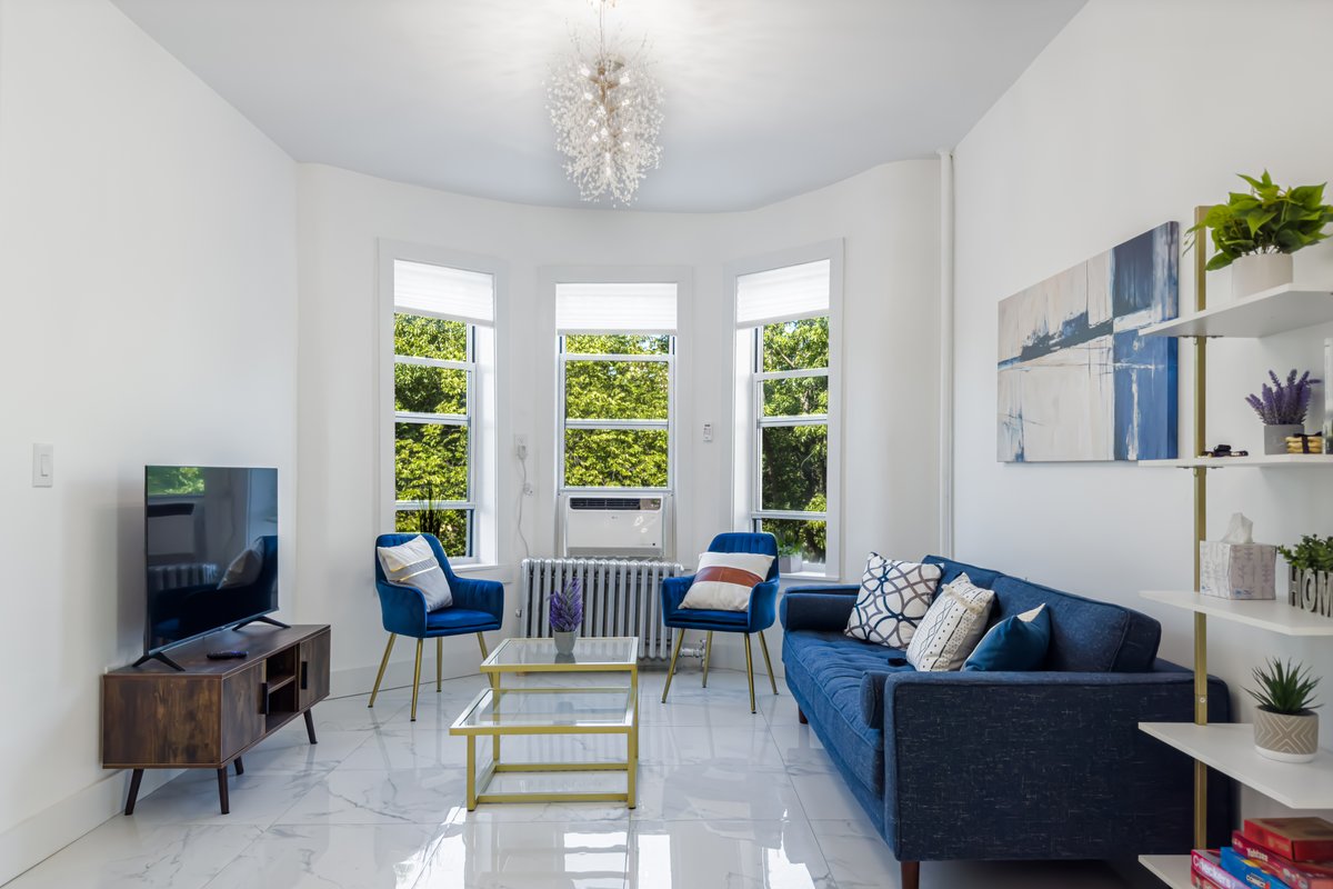 New 6 Bed 3 full Bath Duplex 2decks, at the train!