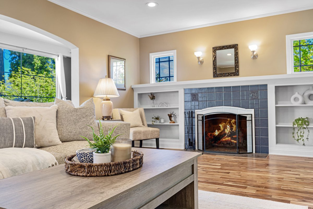 Queen Anne Charm Near Tech Hubs & Entertainment