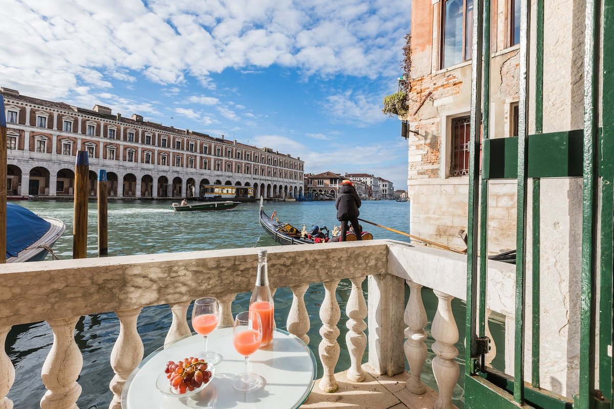 Ca’ Giulia Grand Canal in the lively Rialto Area! gallery image 2