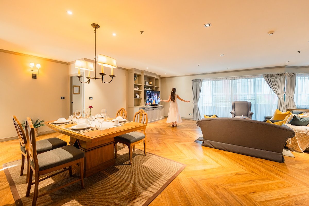 Huge Living & Bedroom with Bathtub | Rooftop Pool gallery image 2