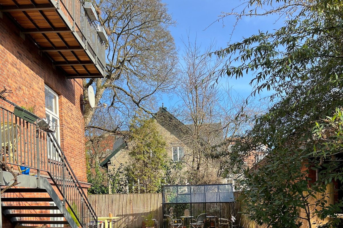 Grand 8-room apartment with private garden gallery image 5