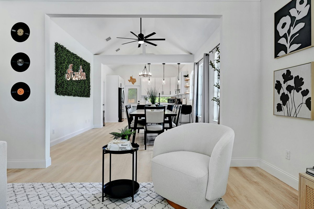 Stylish 5-BR Hidden Gem, Hot Tub, Near DT