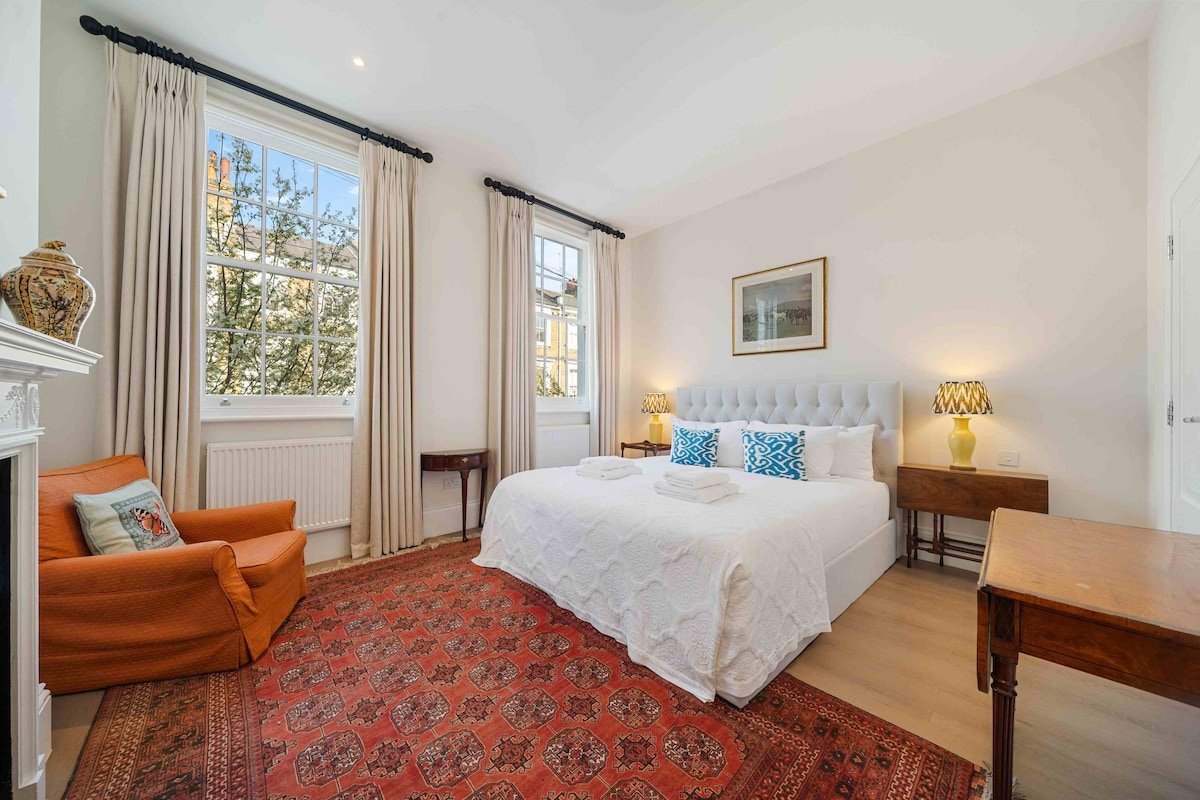 3 bedroom Chelsea townhouse with patio gallery image 2