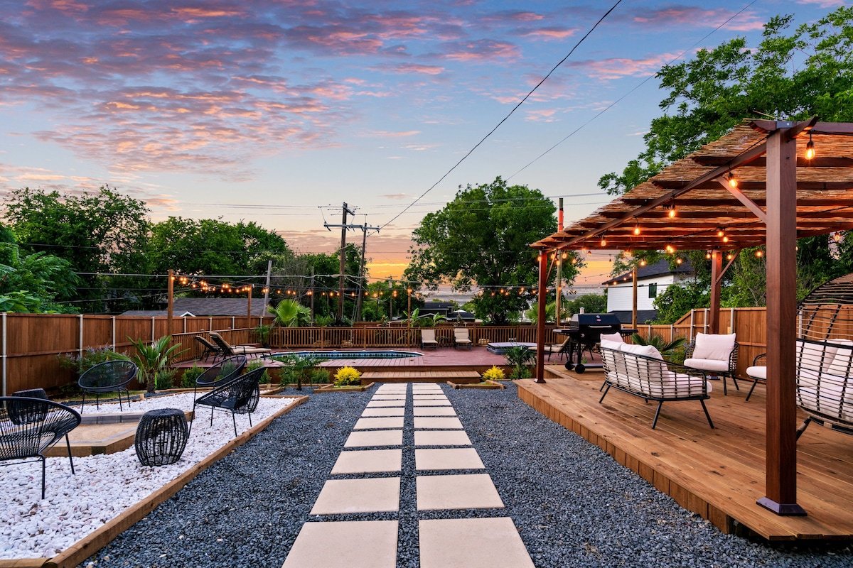 Spacious Dallas Home- Big Backyard, Jacuzzi & Pool gallery image 3