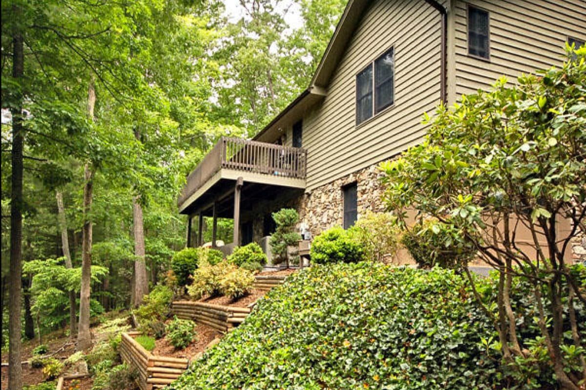 Long Weekend Getaway Minutes from Downtown AVL gallery image 3