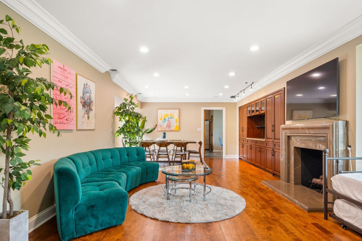 Beverly Hills 6BR Haven w/ Pool&Hot Tub gallery image 3