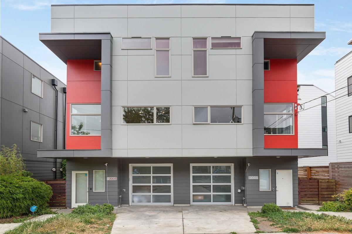 6B6B Ballard Duplex 240V EVcharger Rooftop Parking gallery image 3