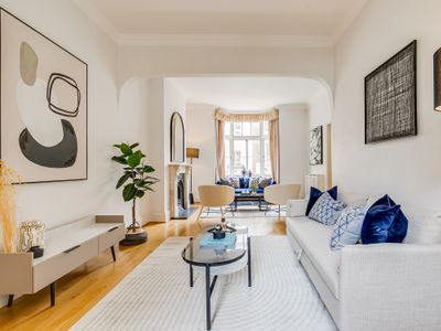 Belgravia – Charming Spacious 4 Bed Home for 9