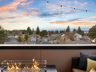 12 Min to Stadiums, 5 Min to Alki, 90 Walk Score