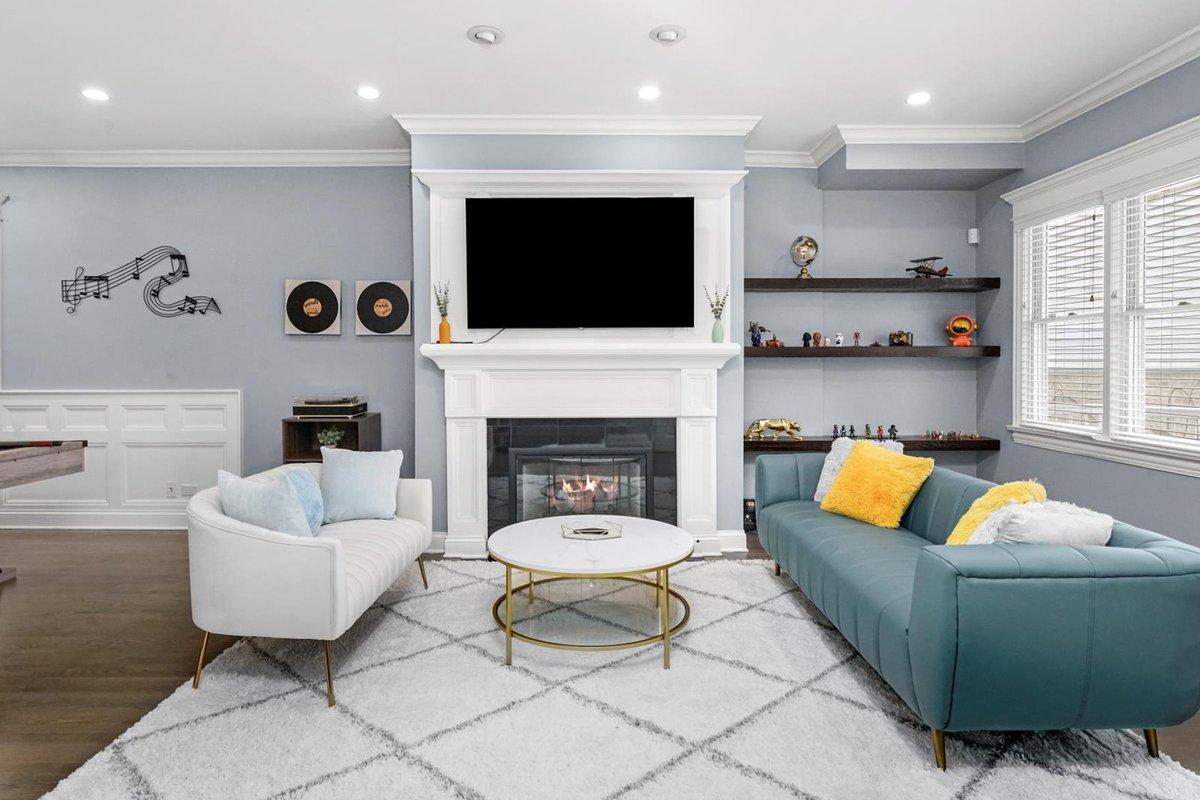 Entire house w/ free parking, close to Wrigley!