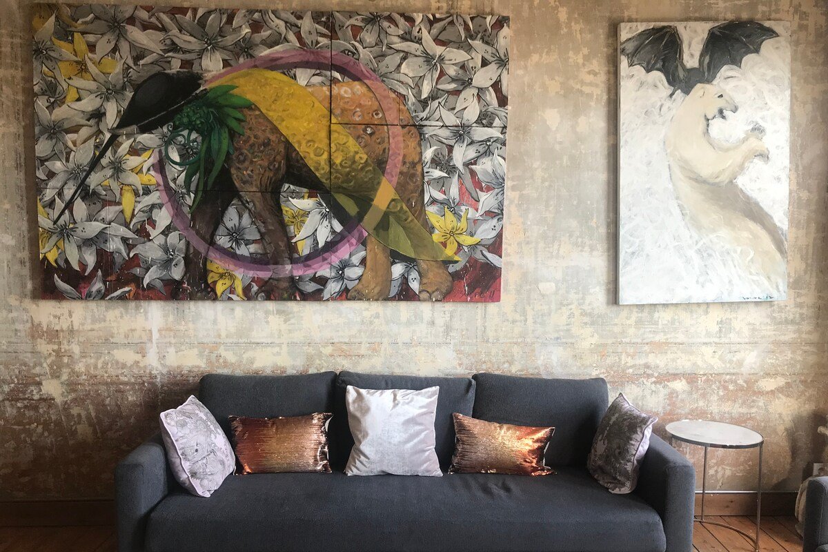 .Beautiful huge unit with lots of art on the wall gallery image 4