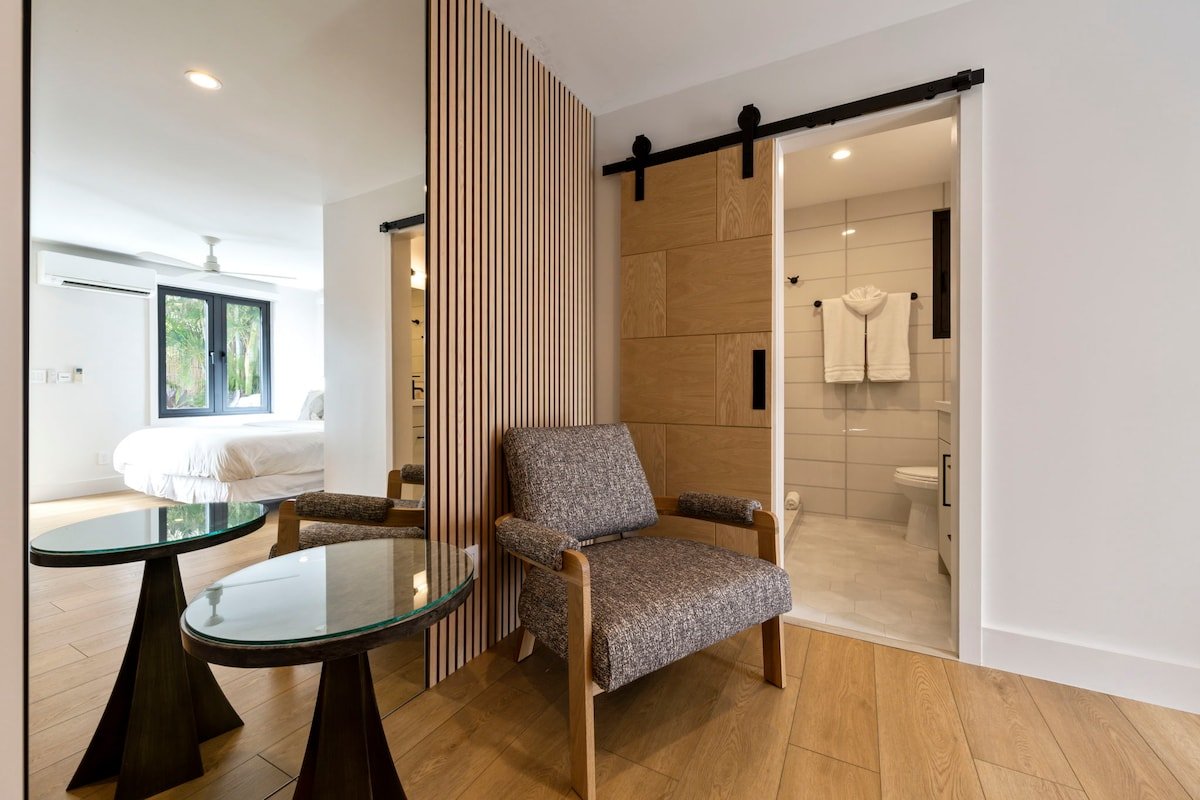 3 Newly Renovated Villas, sleeps up to 20 guests! gallery image 4