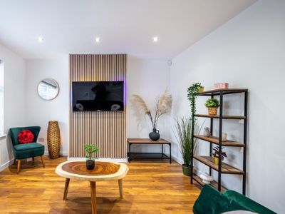 3 bedroom house – Trafford centre – with Parking