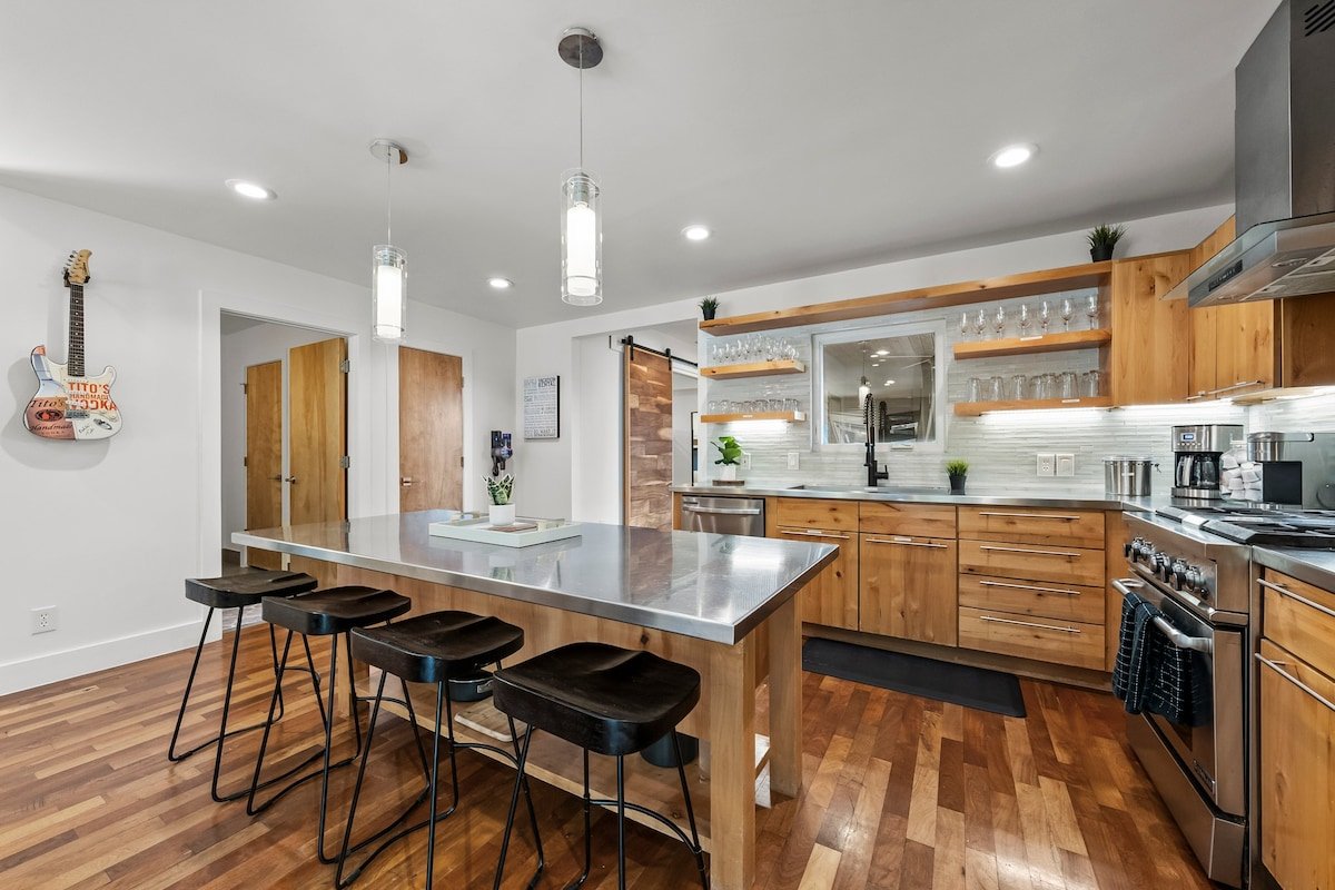 SocoVilla: Downtown Pool GolfGreen FirePit 18Beds gallery image 5