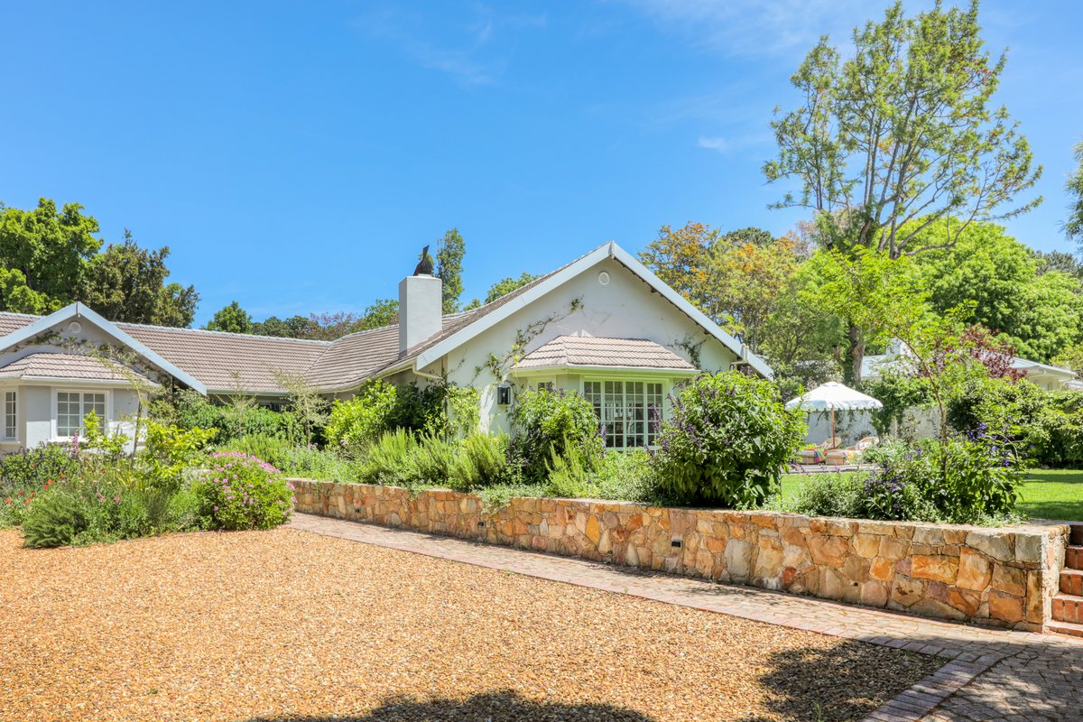 Quaint 4 bedroom home, in the heart of Constantia.