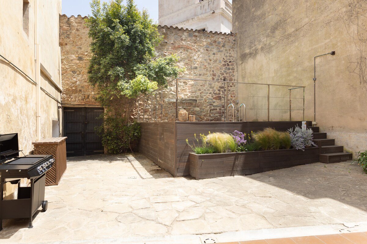 Stay in a 14th-Century House with Pool in Tossa gallery image 5