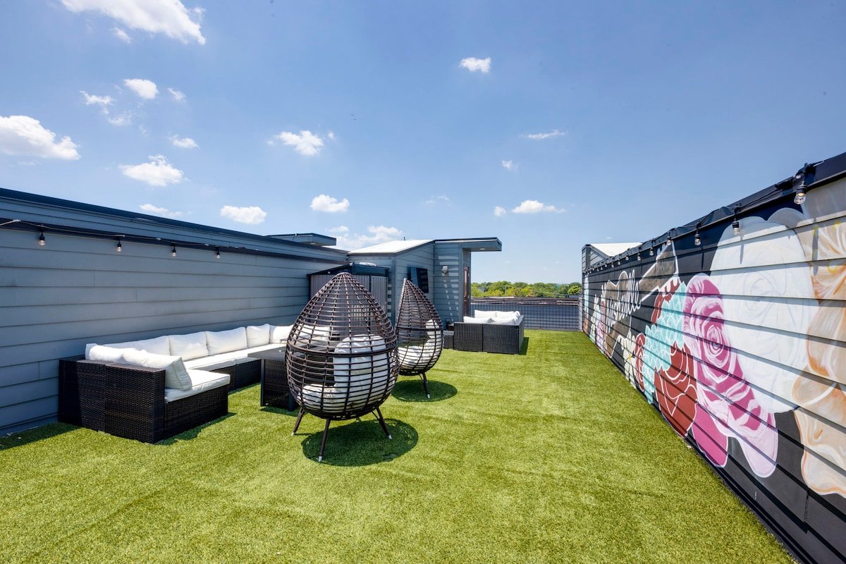 Modern Luxury | Dual Rooftops | Downtown Views gallery image 2