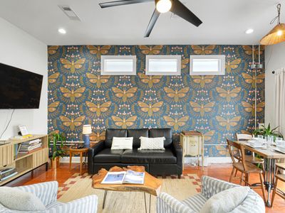 Blocks 2 FQ- 9 Beds, Bonus BR, 2 Master BRs & TVs