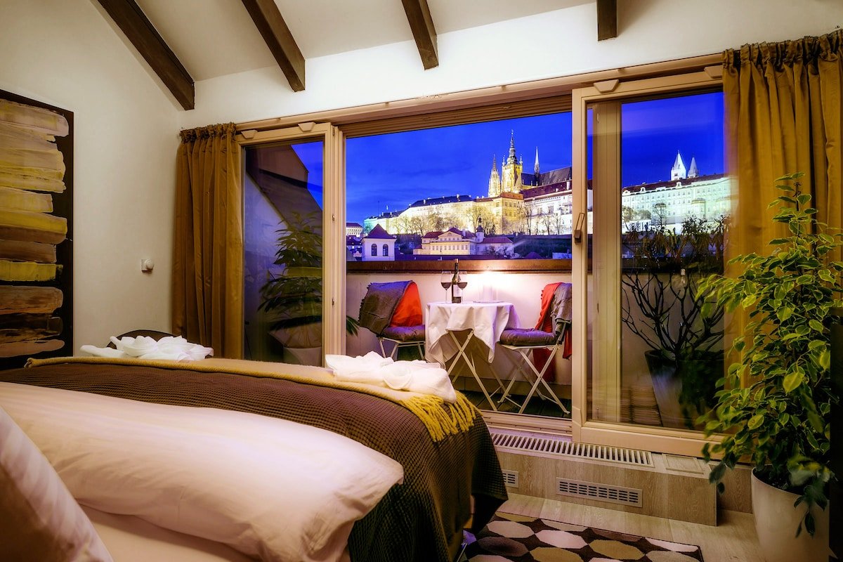 4BR+2BATH 5★PRESIDENTS by Prague Castle,V!EWS, A/C gallery image 2