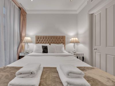 Luxurious 4-Bed Mews House in London